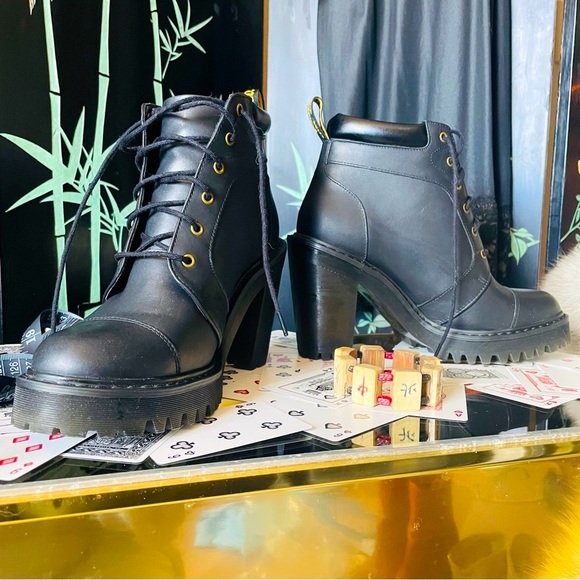 ♥️ Dr. Martens Averil Black Leather Heeled
Platform Boot Women Sz 8 Chunky - Picture 1 of 16